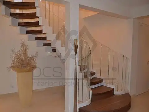 تصميم سلالم داخلية خشبية صغيرة